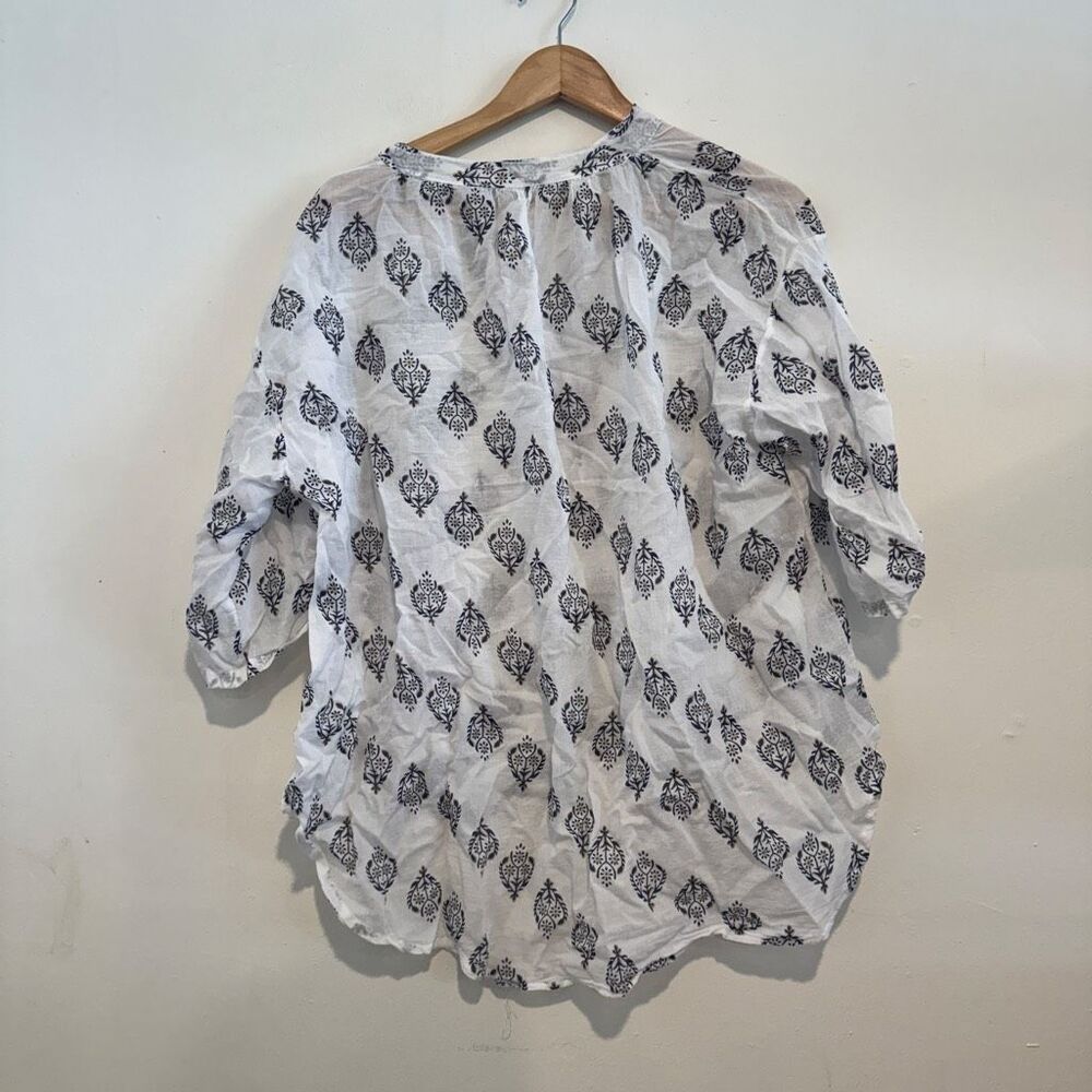 By Coco Relaxed fit 3/4 Button Tab Cotton Vneck Shirt Size Medium - Picture 4 of 5